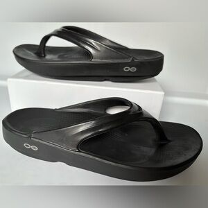 Oofos OOLaLa  Recovery Sandals in black color Size 6